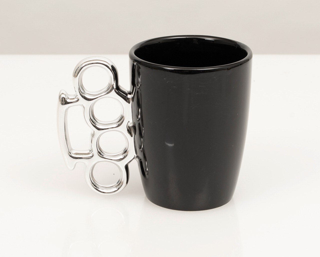 <div class='descrGalleryTitle'>Tazza</div><div class='descrGalleryText'><p>Una tazza con un manico da veri uomini duri... (7,99 euro)</p>
</div>